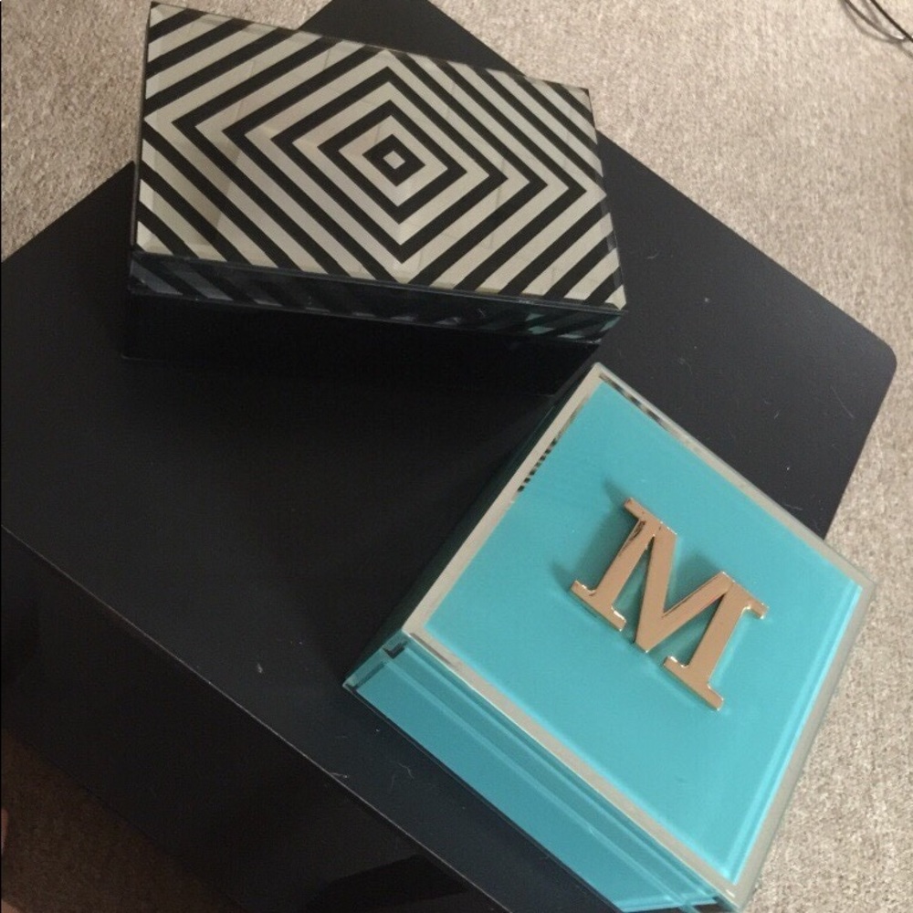 Boxes with velvet inside!